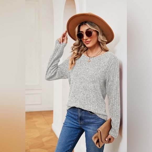 Every Day Style Round Neck Heathered Top - Picture 2 of 5